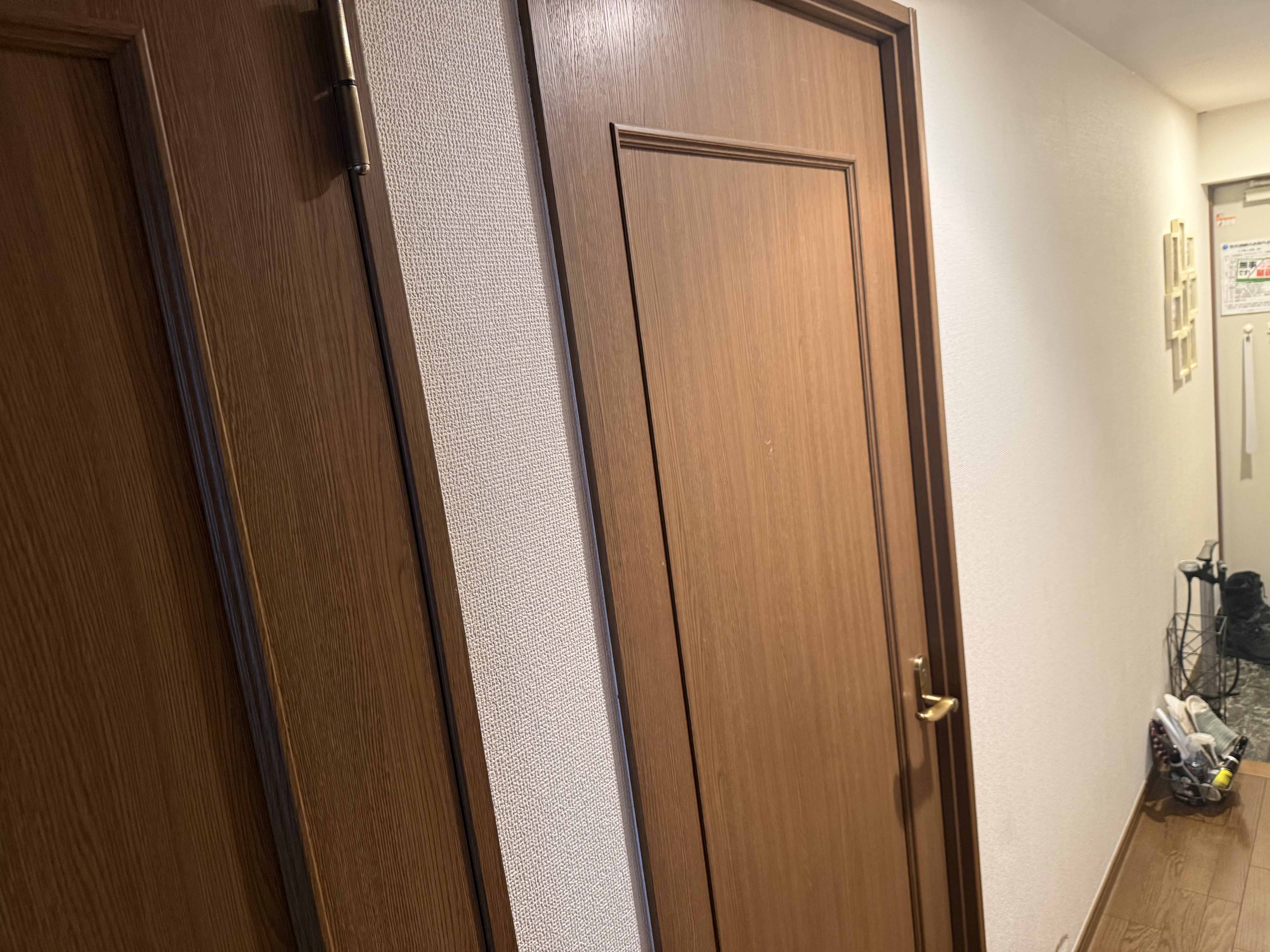 入間市のマンションで壁紙補修前のへこみが見られる様子