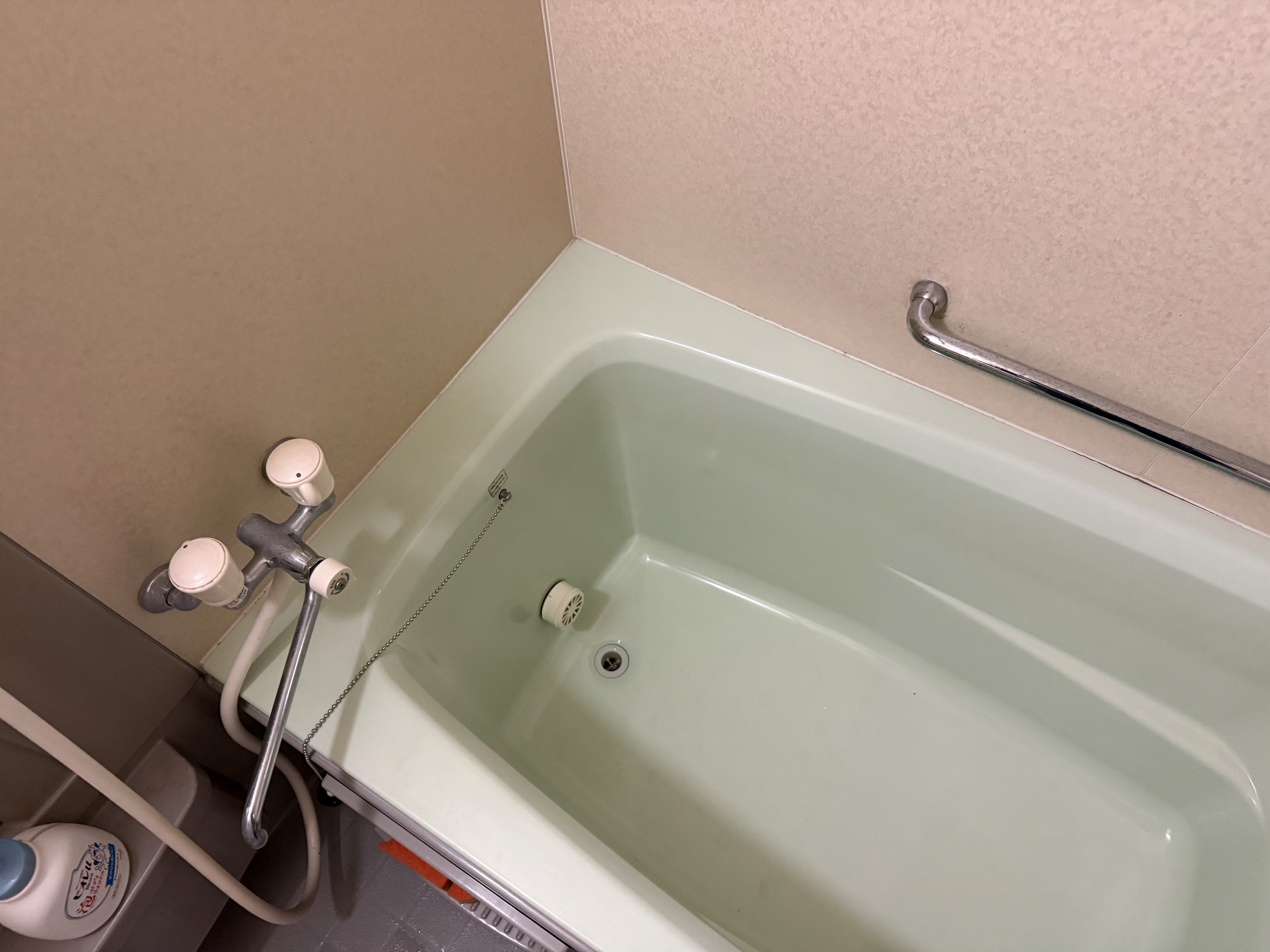 入間市の戸建て住宅における浴室シーリング工事前の様子