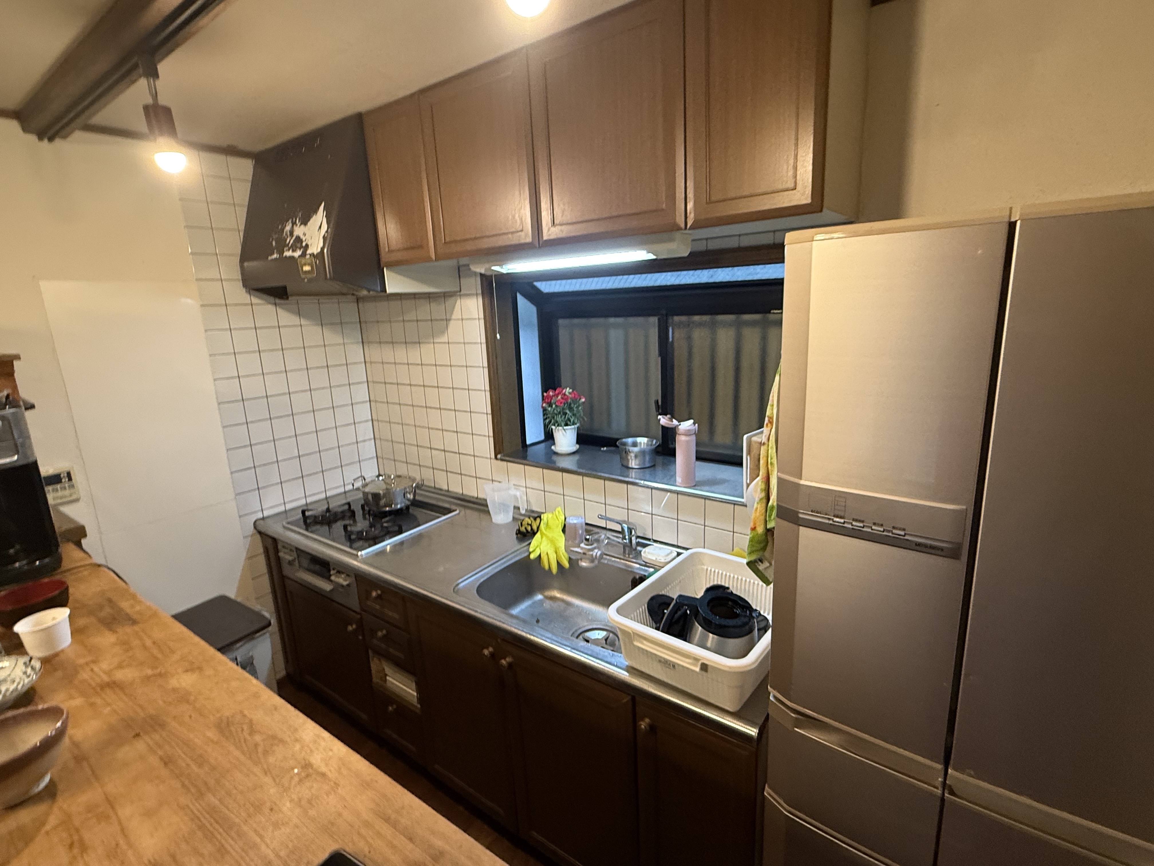 キッチン交換工事の施工前。築30年の戸建てで、キッチンの経年劣化や使い勝手の課題が見られる状態