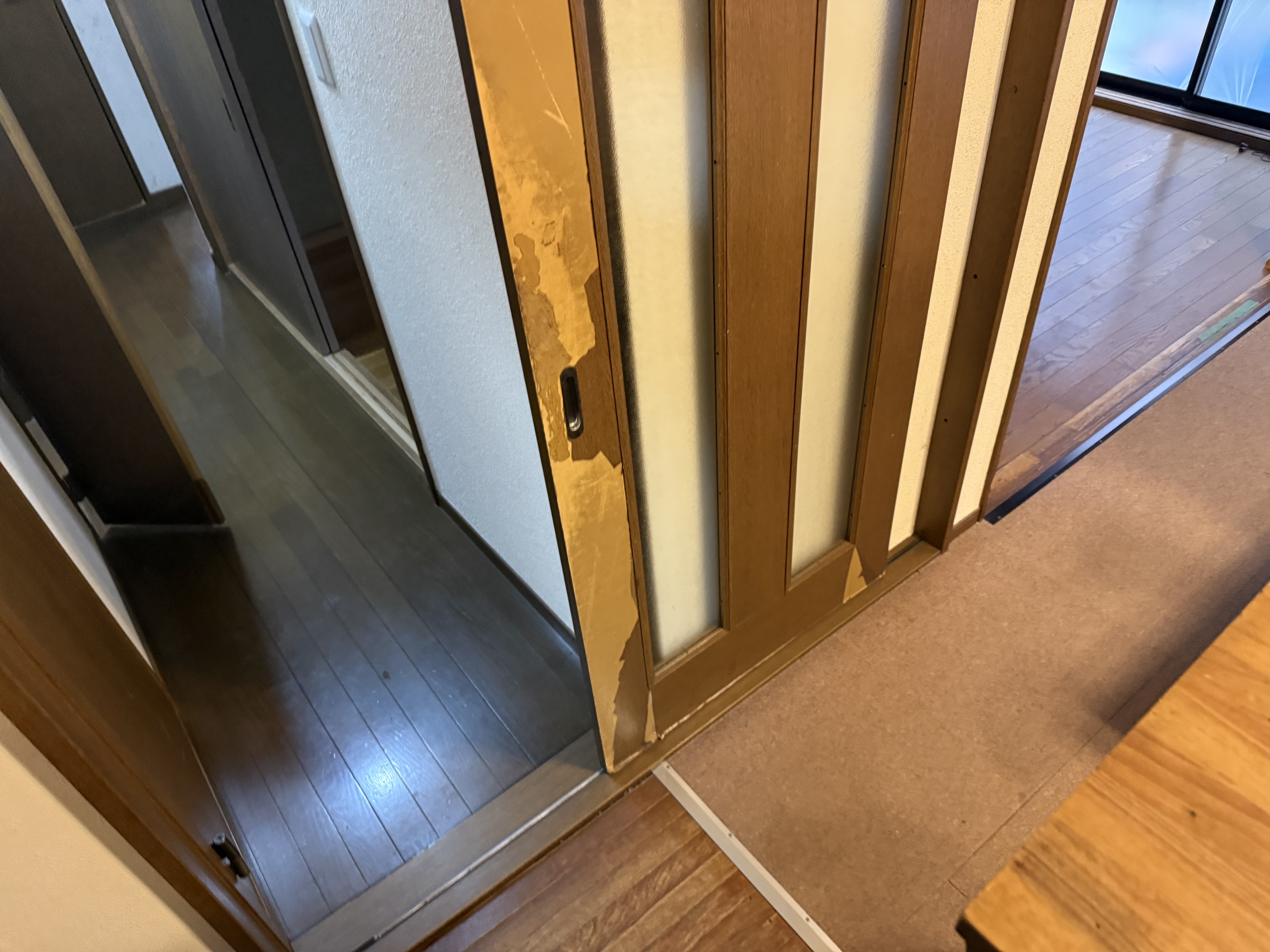 引戸交換前。摩耗で動きが重くなった旧扉