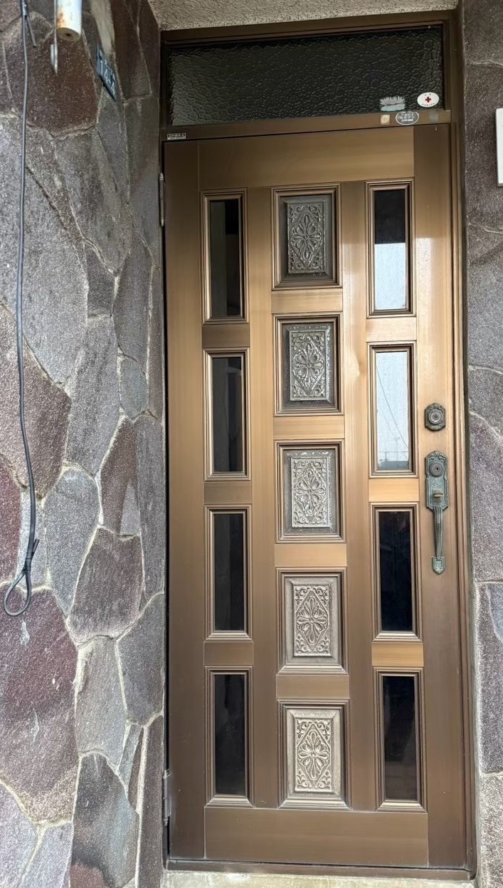 玄関交換前の様子。築40年の木造住宅で経年劣化が見られる玄関