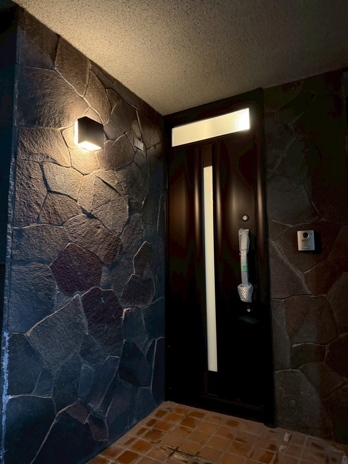 玄関交換後の様子。三協アルミ ノバリスを設置し防犯性とデザイン性が向上