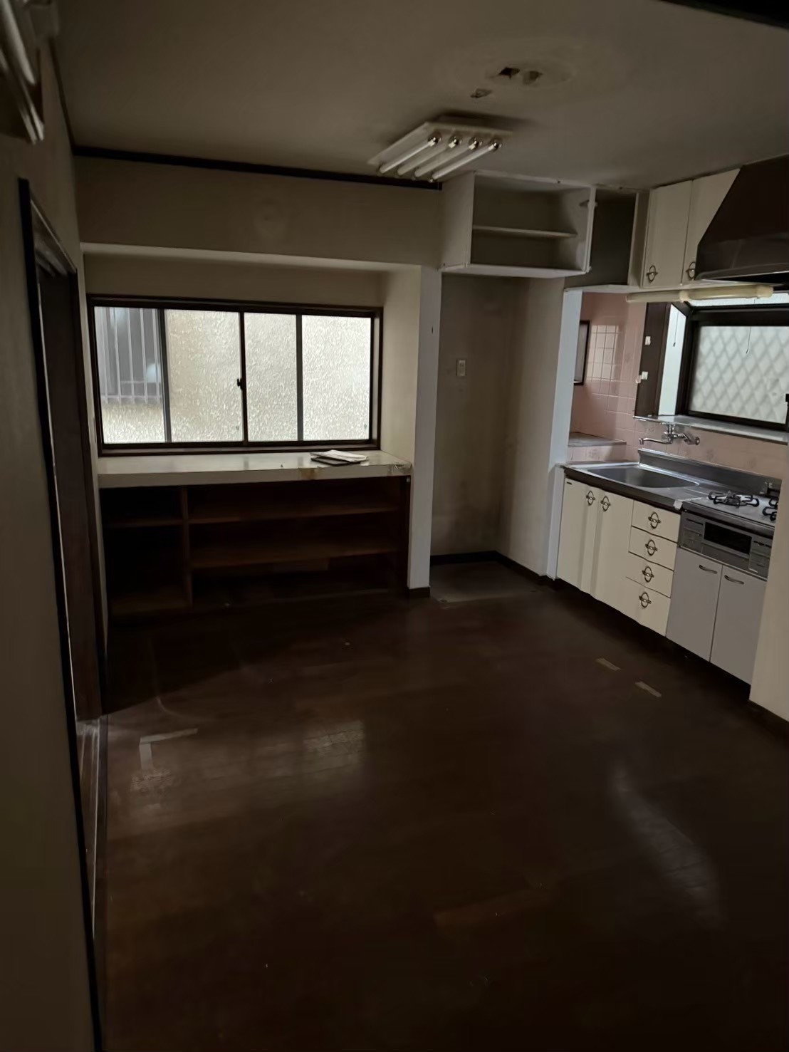 キッチン腰壁造作工事の施工前。間仕切りやカウンターがなく生活感が出やすい状態