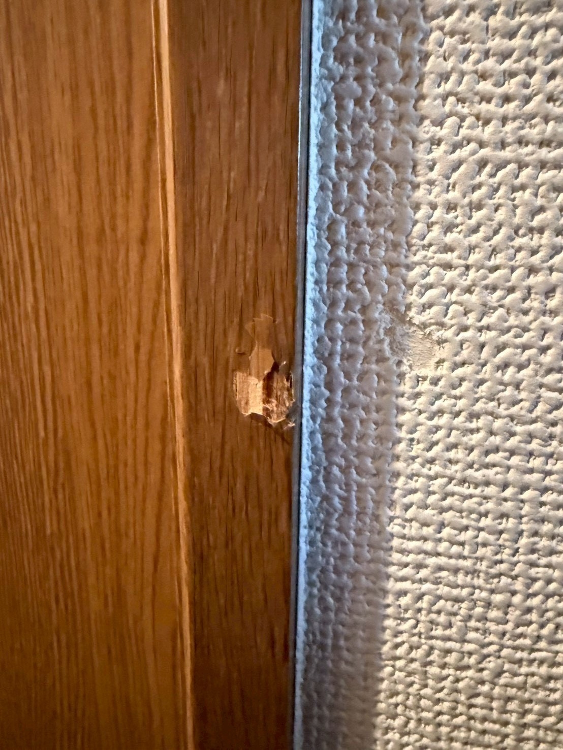 入間市のマンションでドア枠の表面が剥がれている施工前の様子